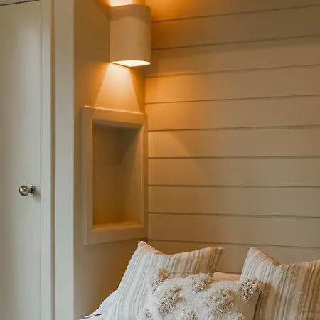 Huswell - Charming & Spacious Coastal Villa